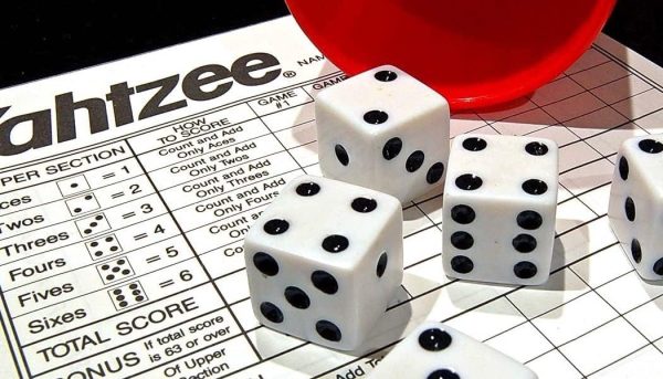 Hasbro Gaming Yahtzee